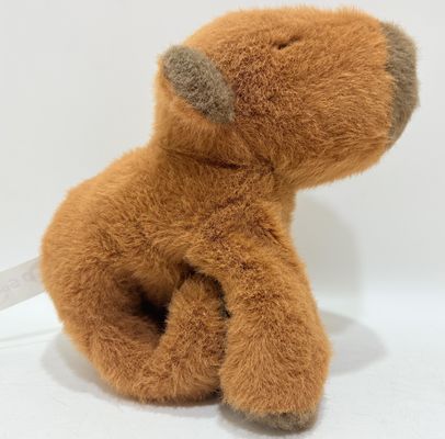 Gelang mainan capybara bisa dipakai pada setir sepeda, pegangan raket bulu tangkis, dan posisi lainnya.