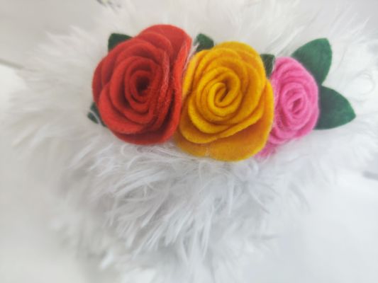 Menari & Bernyanyi Anjing Putih dengan bunga dan lonceng di kepala anak-anak mainan hadiah hari anak-anak